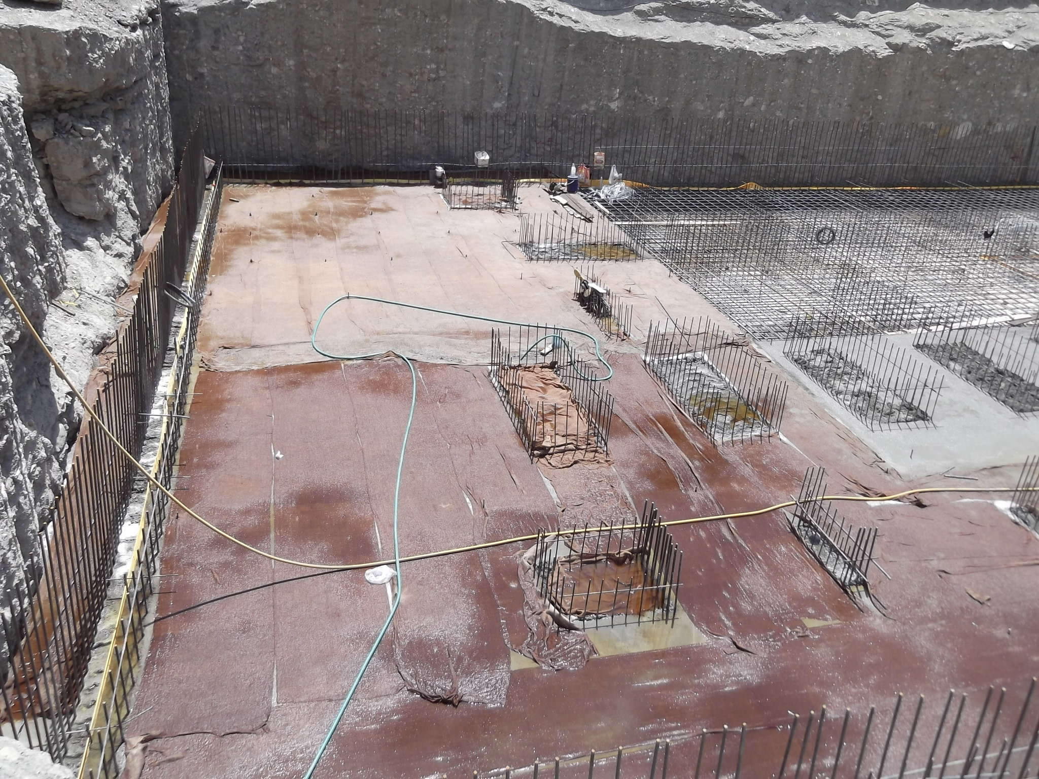 احداث ایستگاه پمپاژ مرکزی و اوغول بیگ به همراه خرید، نصب، راه اندازی و بهره برداری آزمایشی تجهیزات مکانیکی، برقی، کنترلی و ابزار دقیق ایستگاه ها و اجرای شبکه اصلی آبیاری تحت فشار واحد عمرانی مرکزی (M) ساروق