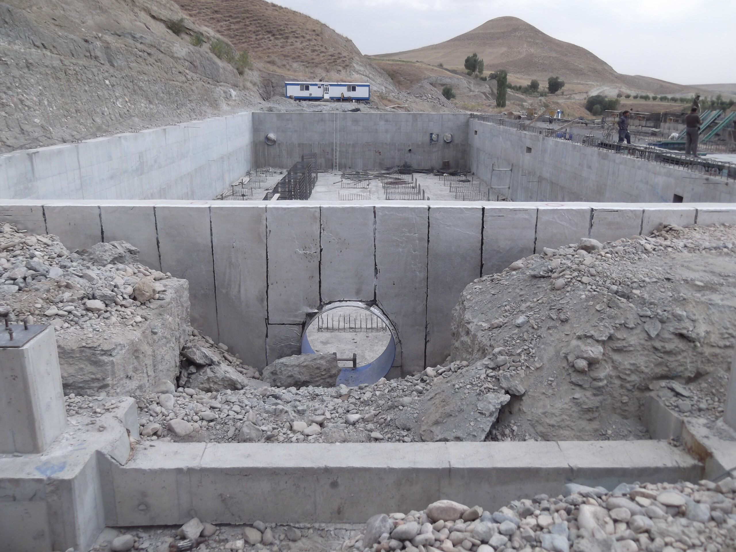 احداث ایستگاه پمپاژ مرکزی و اوغول بیگ به همراه خرید، نصب، راه اندازی و بهره برداری آزمایشی تجهیزات مکانیکی، برقی، کنترلی و ابزار دقیق ایستگاه ها و اجرای شبکه اصلی آبیاری تحت فشار واحد عمرانی مرکزی (M) ساروق