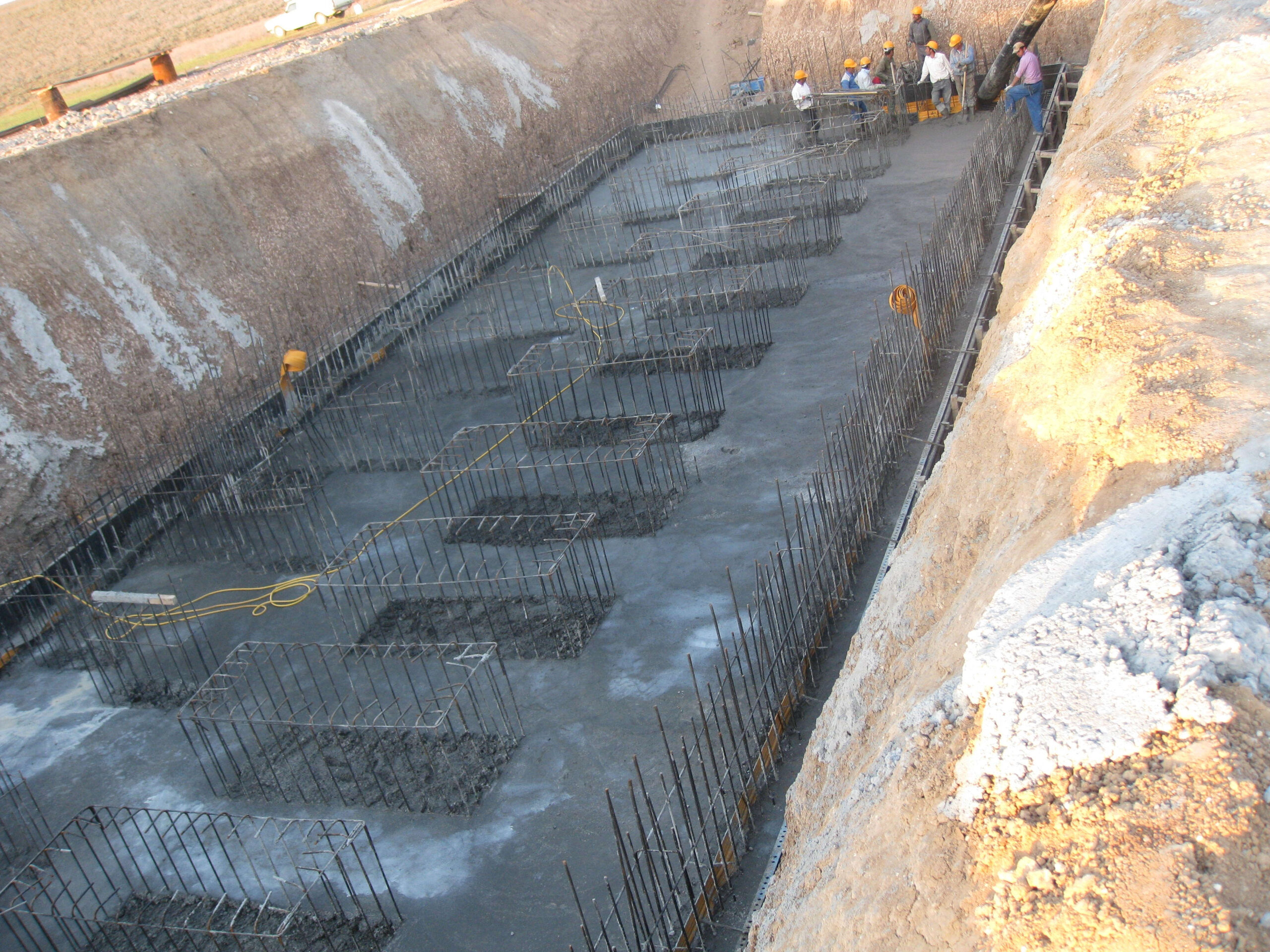 احداث ایستگاه پمپاژ مرکزی و اوغول بیگ به همراه خرید، نصب، راه اندازی و بهره برداری آزمایشی تجهیزات مکانیکی، برقی، کنترلی و ابزار دقیق ایستگاه ها و اجرای شبکه اصلی آبیاری تحت فشار واحد عمرانی مرکزی (M) ساروق