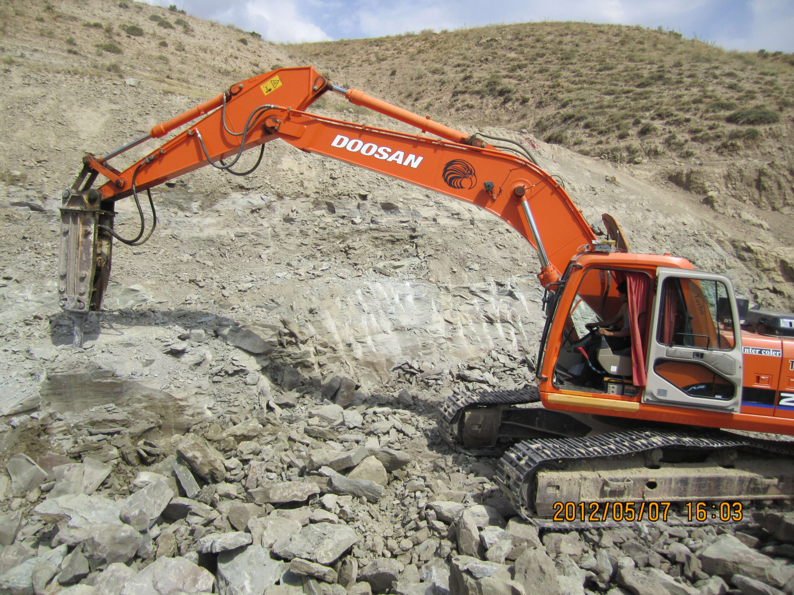 احداث ایستگاه پمپاژ مرکزی و اوغول بیگ به همراه خرید، نصب، راه اندازی و بهره برداری آزمایشی تجهیزات مکانیکی، برقی، کنترلی و ابزار دقیق ایستگاه ها و اجرای شبکه اصلی آبیاری تحت فشار واحد عمرانی مرکزی (M) ساروق