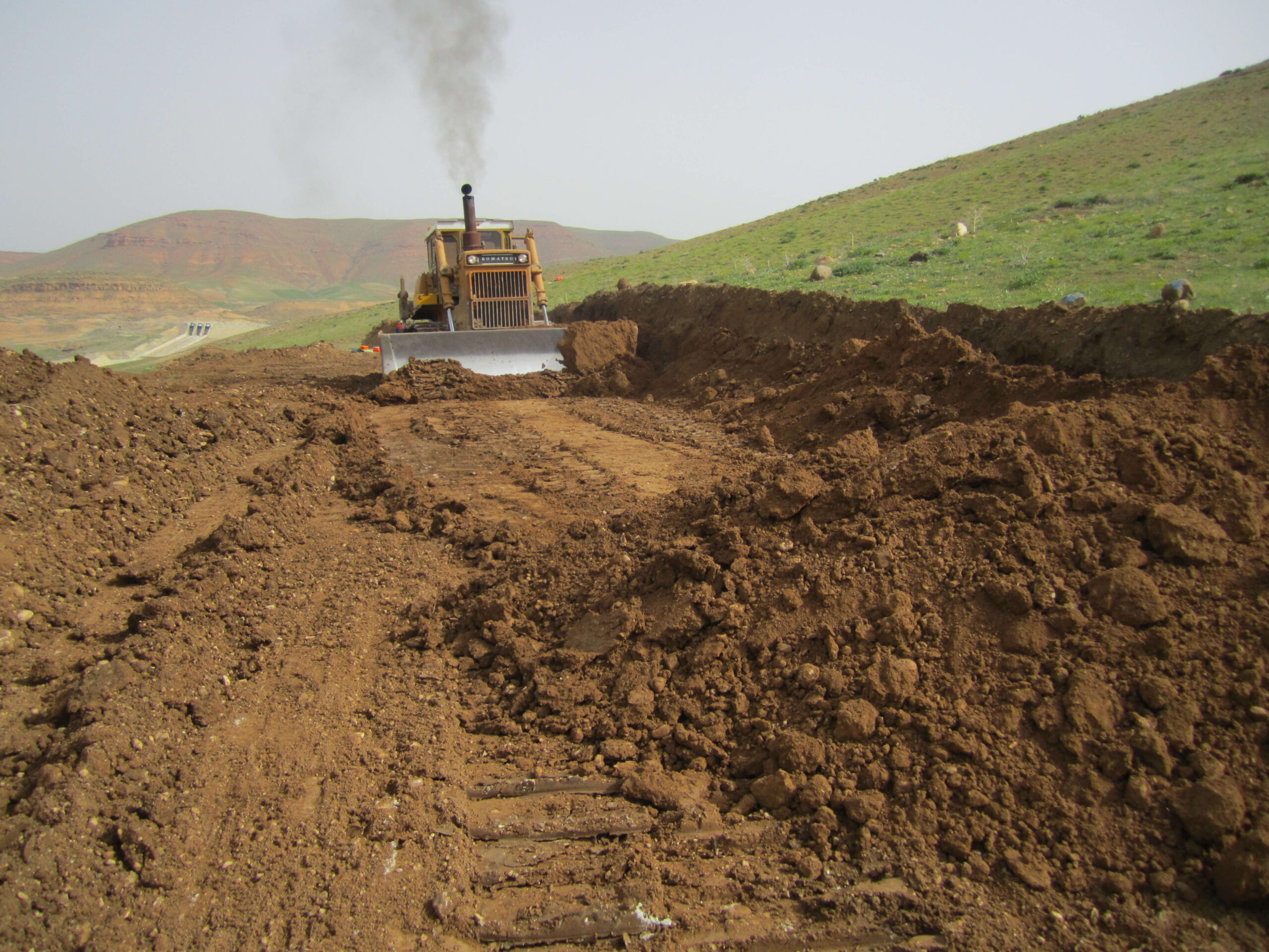 احداث ایستگاه پمپاژ مرکزی و اوغول بیگ به همراه خرید، نصب، راه اندازی و بهره برداری آزمایشی تجهیزات مکانیکی، برقی، کنترلی و ابزار دقیق ایستگاه ها و اجرای شبکه اصلی آبیاری تحت فشار واحد عمرانی مرکزی (M) ساروق